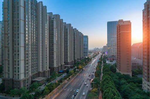 Nỗi lo hiệu ứng domino từ vấn đề bất động sản ở Trung Quốc lan sang các nước khác không phải là không có cơ sở (Ảnh: Forbes)